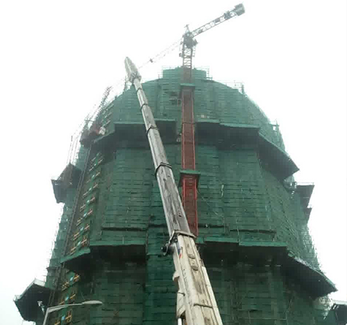巨野吊车在工地上作业
